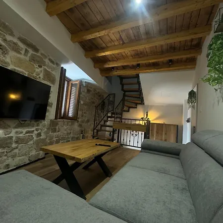 Kucica * Kaštela