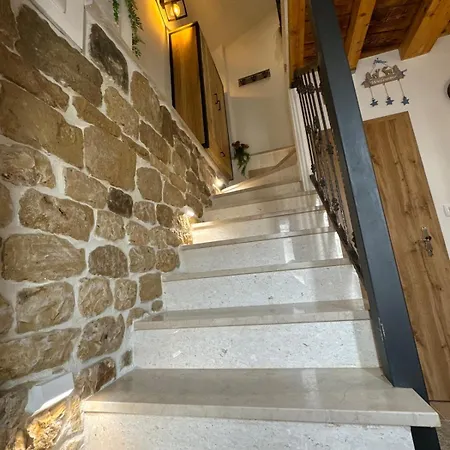 Kucica * Kastela